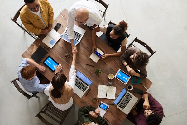Automatización con trato humano en oficina
