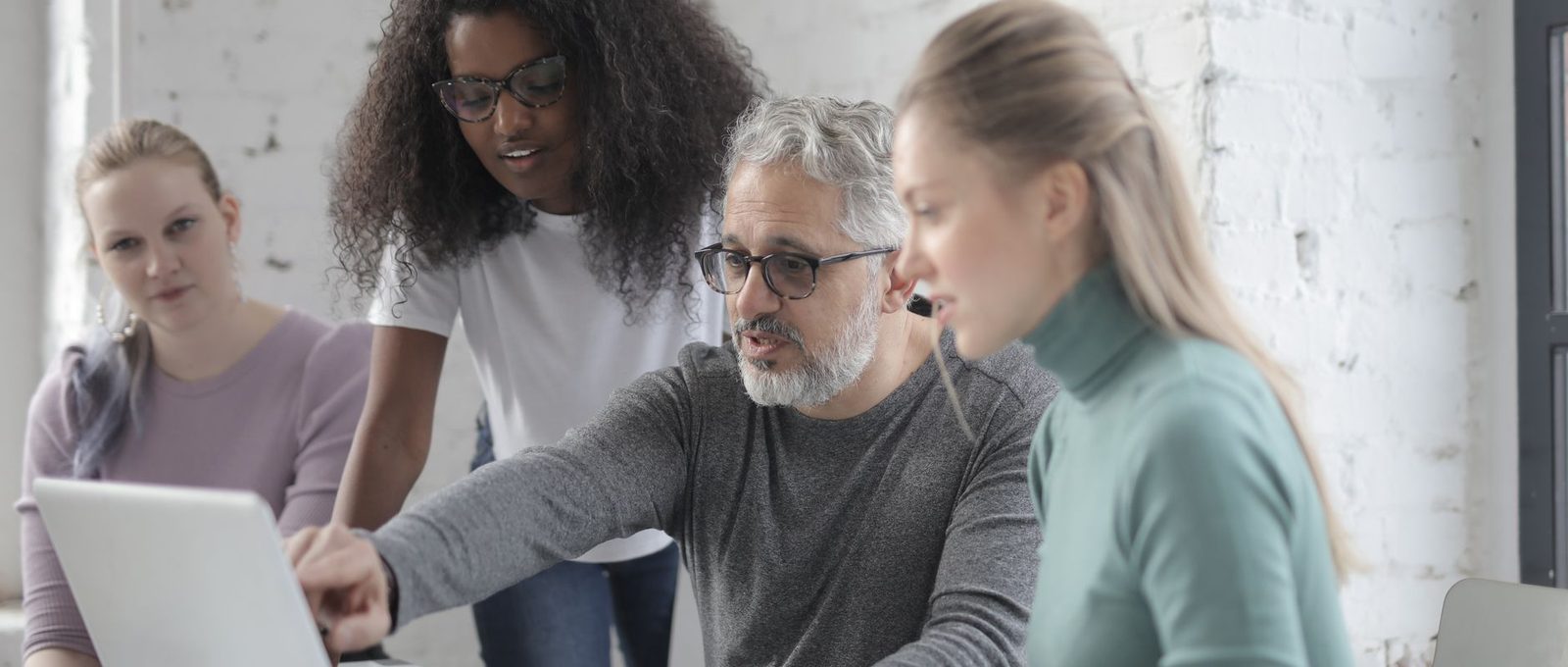 Equipo de trabajo comparando opciones en sus laptops